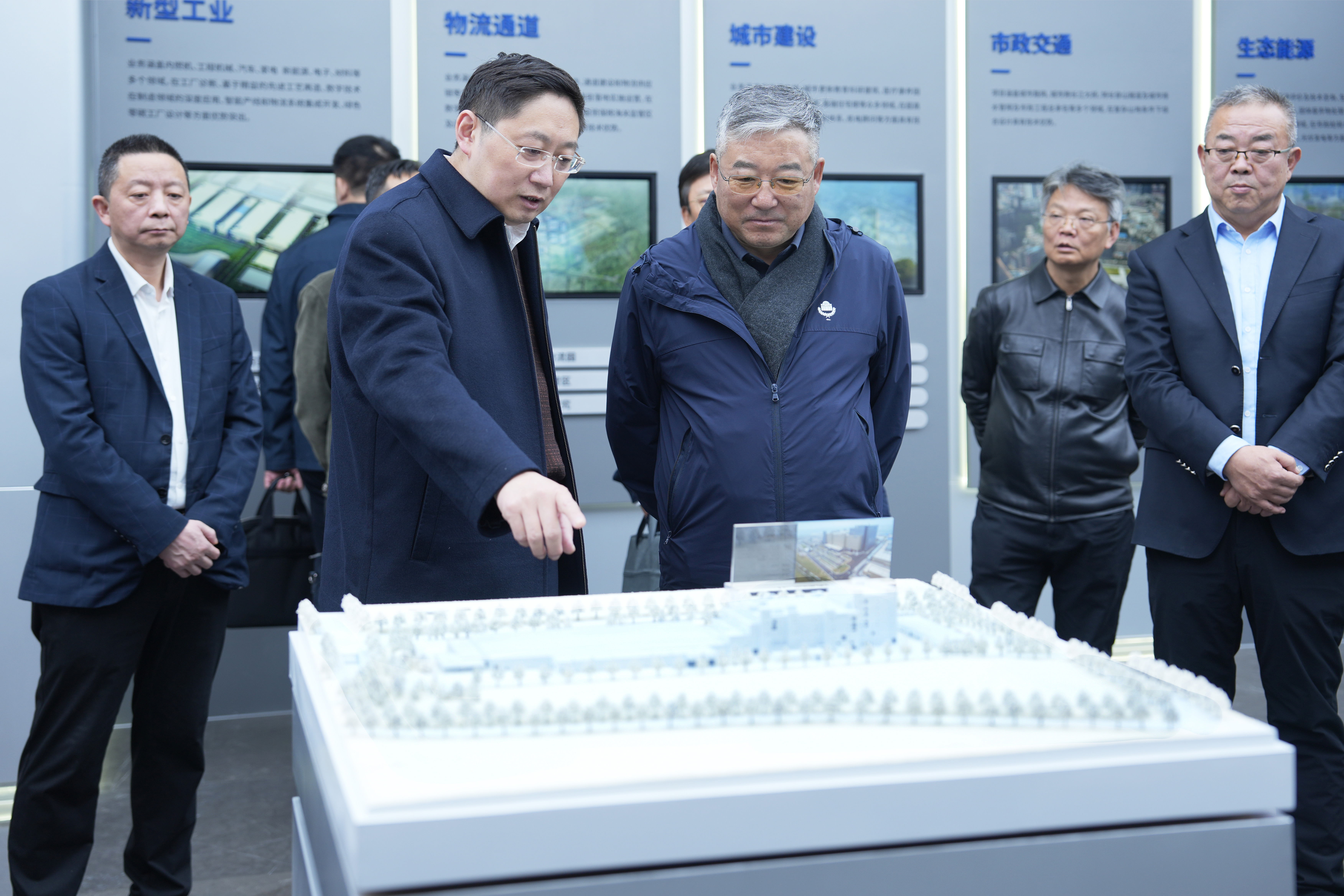 参观展厅.jpg