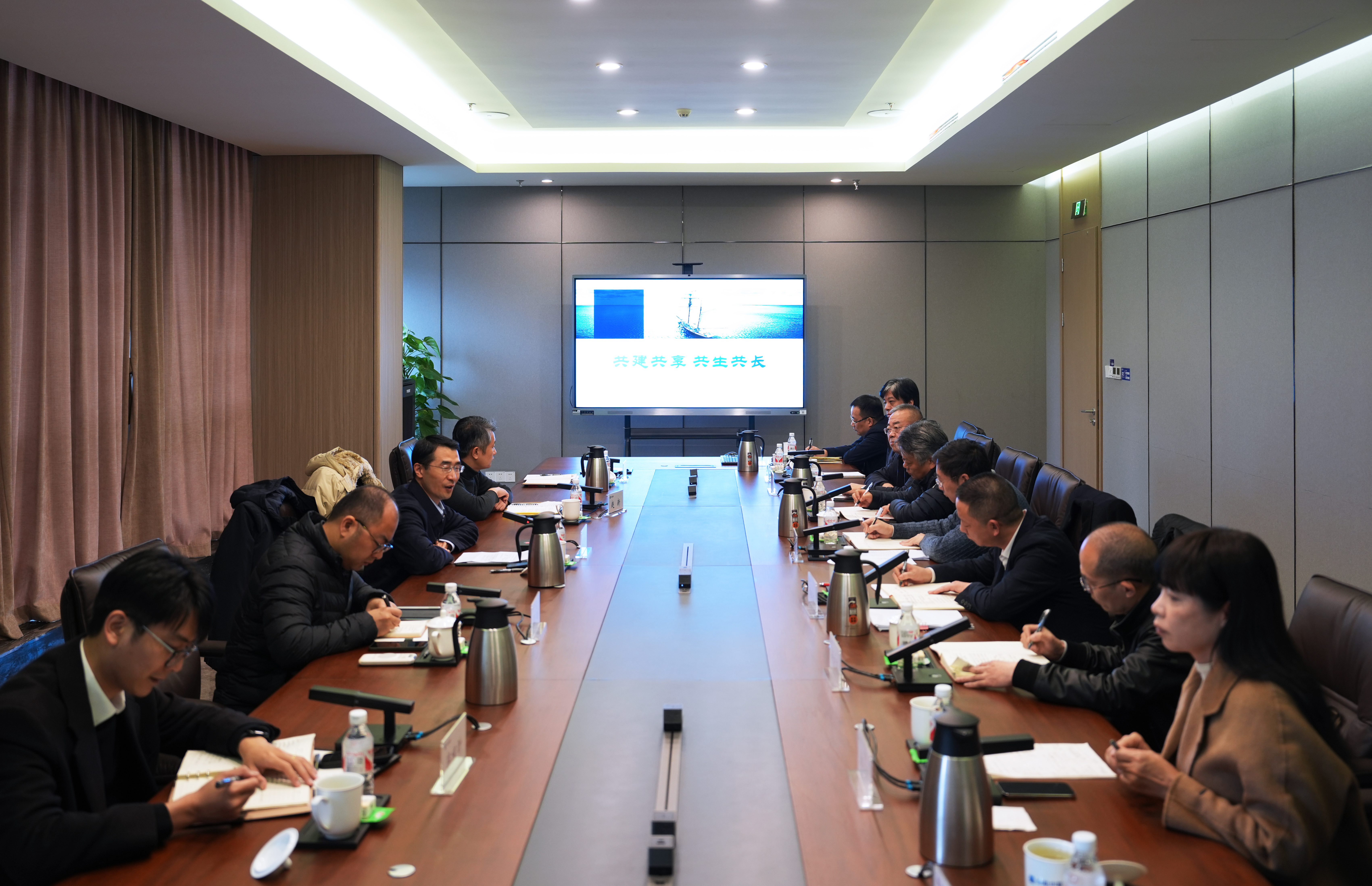 座谈会.jpg